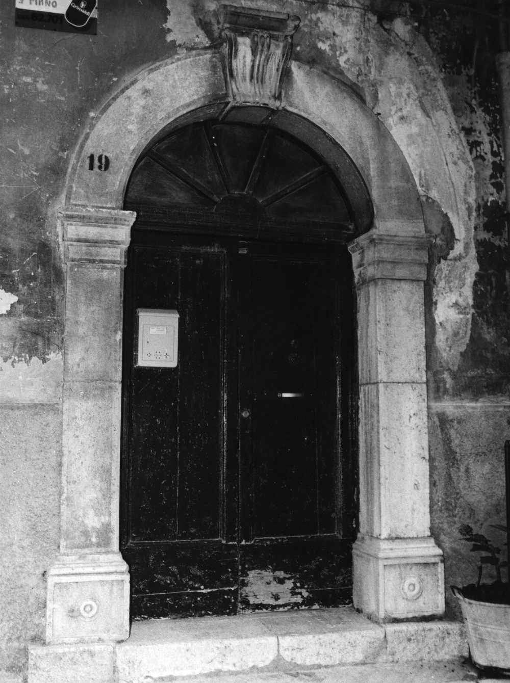 portale - ad arco - bottega Italia meridionale (secc. XVIII/ XIX)