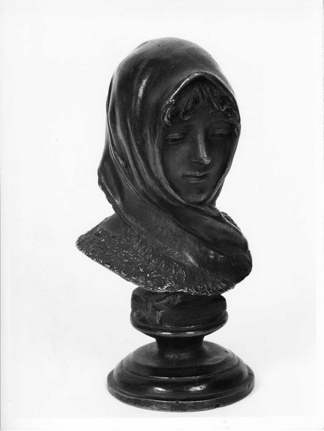 donna con fazzoletto (scultura) di Milanese Rocco (fine/ inizio XIX/ XX)