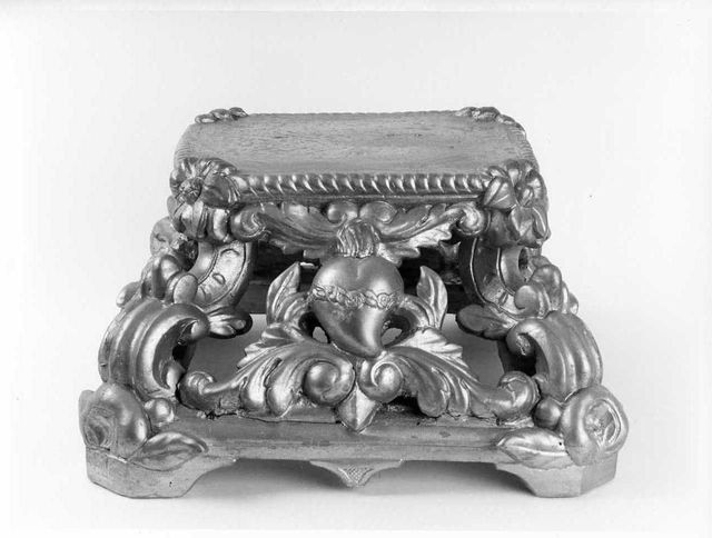 motivi decorativi fitomorfi con al centro il Sacro Cuore di Gesù (piedistallo di statua) - bottega Italia meridionale (XIX)