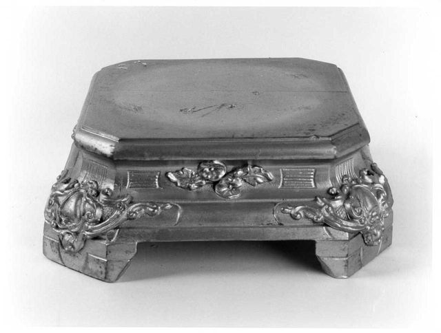 motivo decorativo fitomorfo e a volute (piedistallo di statua) - bottega Italia meridionale (prima metà XX)