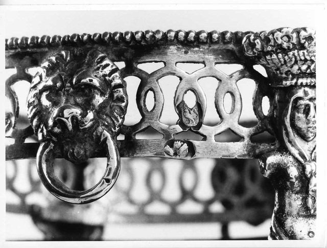 motivo decorativo geometrico, cartiatidi e teste leonine (saliera) - bottega parigina (XIX)