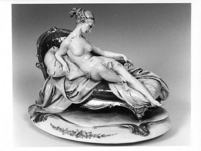figura femminile su canapè (scultura) - manifattura di Capodimonte (prima metà XX)