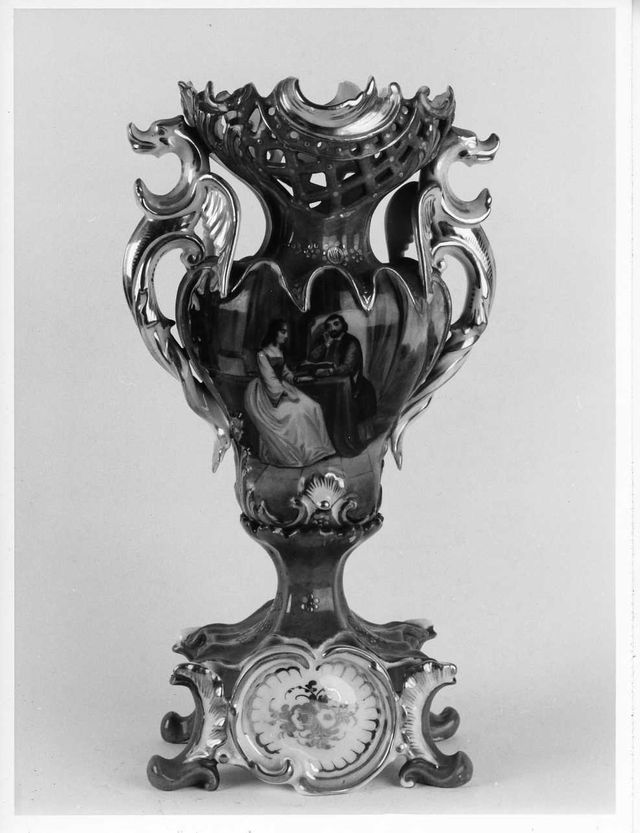 figura femminile e maschile, motivi decorativi floreali (vaso da fiori) - produzione Italia meridionale (XIX)