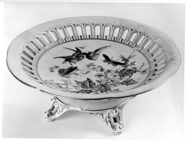 motivo floreale con uccelli e farfalle (alzata) - produzione italiana (XIX/ XX)