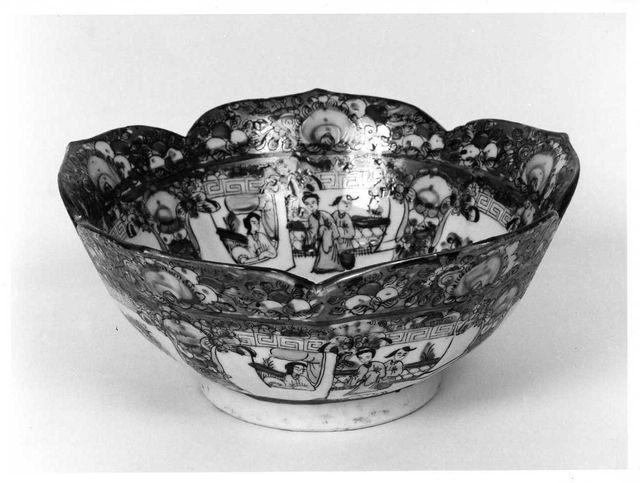 motivi decorativi floreali; figure in abiti orientali (ciotola) - produzione cinese (prima metà XX)