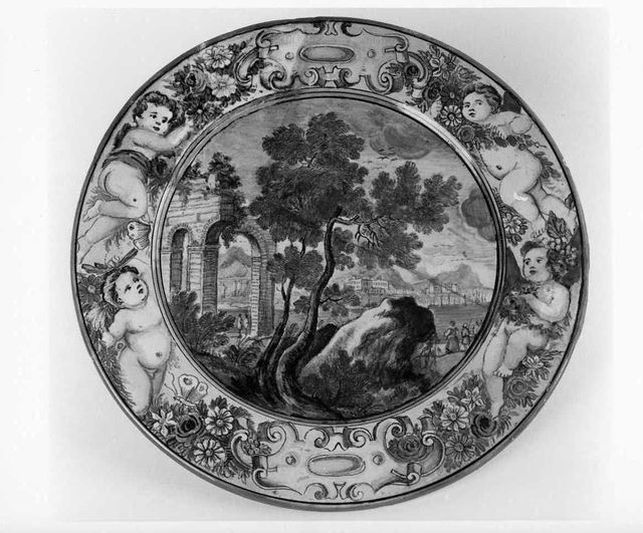 paesaggio con architetture e figure umane, motivo decorativo floreale con putti (piatto) di Grue Aurelio (bottega) (prima metà XVIII)