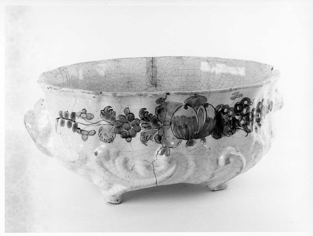 motivo decorativo vegetale con fiori e frutta (zuppiera) - manifattura di Cerreto Sannita (seconda metà XVIII)
