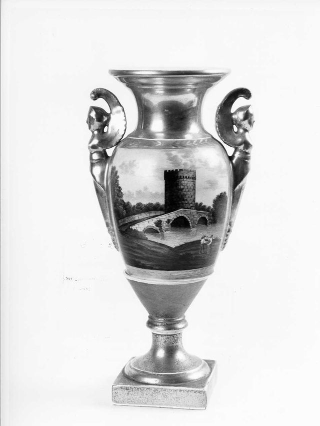 paesaggio con figure in abiti tradizionali e animali, paesaggio con architetture e figure (vaso) - produzione napoletana (prima metà XIX)