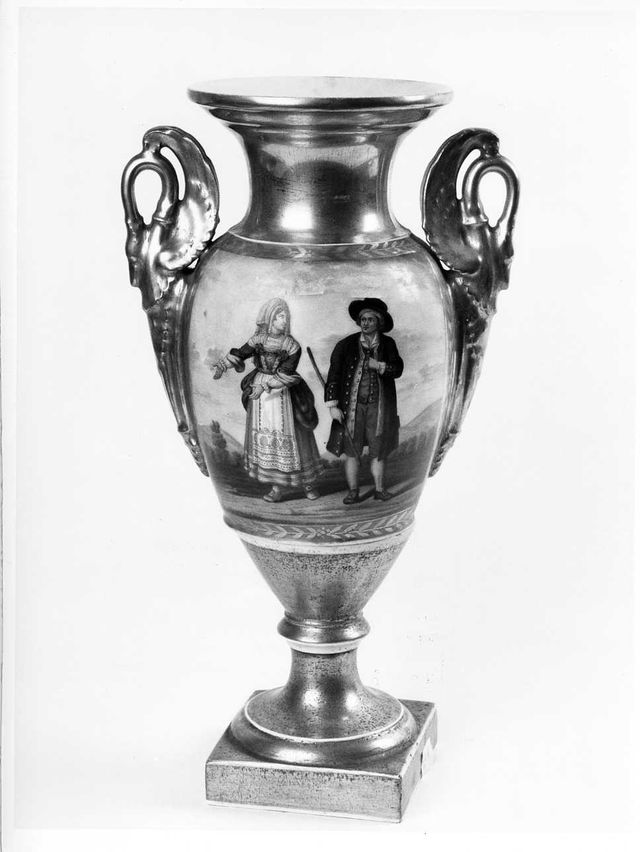 paesaggio con figura maschile e femminile in abiti tradizionali, paesaggio con architetture (vaso) - produzione napoletana (prima metà XIX)