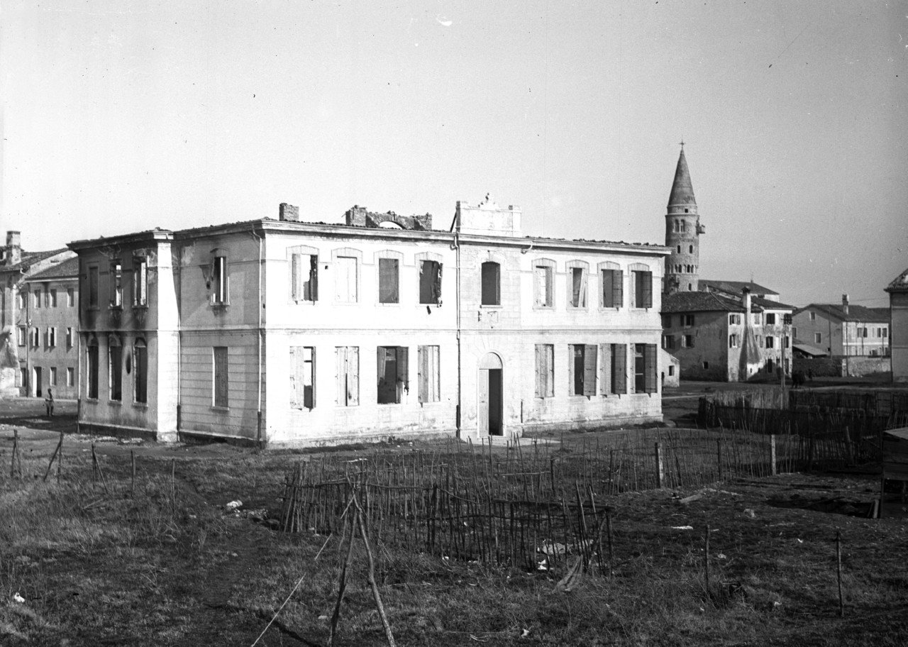 Edifici pubblici - Palazzi comunali (negativo) di Caprioli Giovanni, Ongaro Massimiliano (XX)