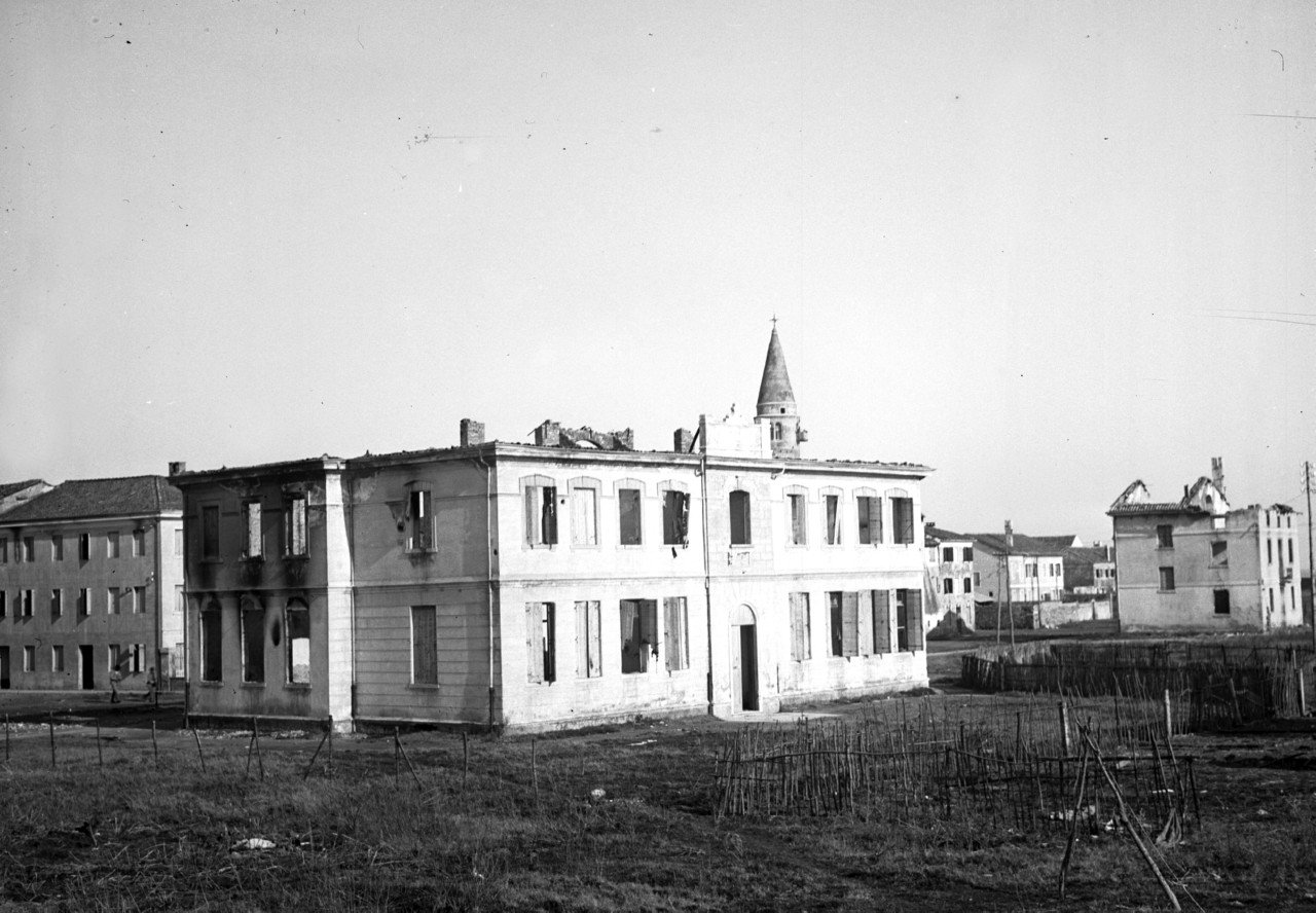 Edifici pubblici - Palazzi comunali (negativo) di Caprioli Giovanni, Ongaro Massimiliano (XX)