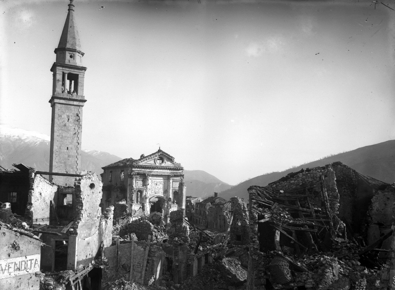 Vedute - Paesaggio urbano - Rovine (negativo) di Caprioli Giovanni, Ongaro Massimiliano (XX)