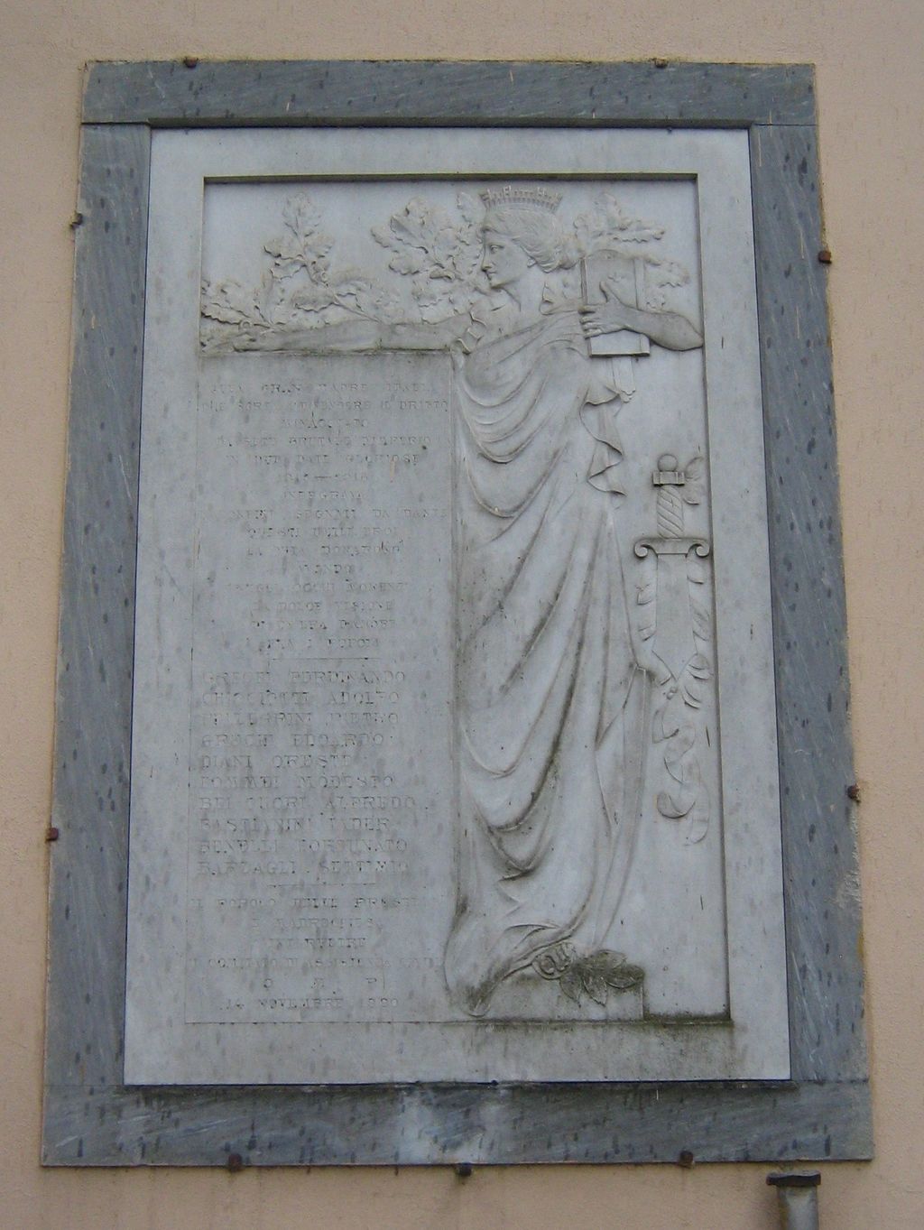 allegoria della Patria (lapide commemorativa ai caduti) - bottega toscana (sec. XX)