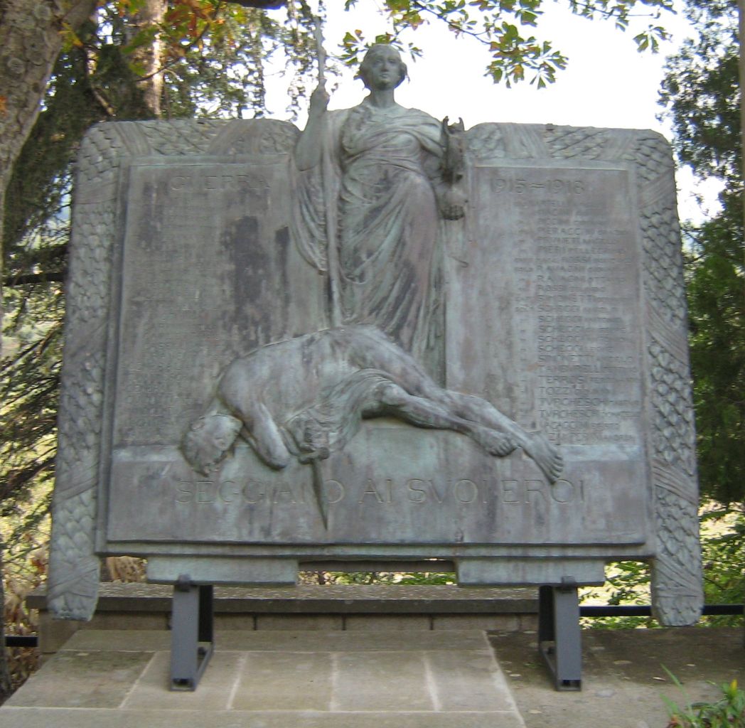 allegoria del sacrificio del soldato per la Patria (lapide commemorativa ai caduti) di Ghinelli Numa (sec. XX)