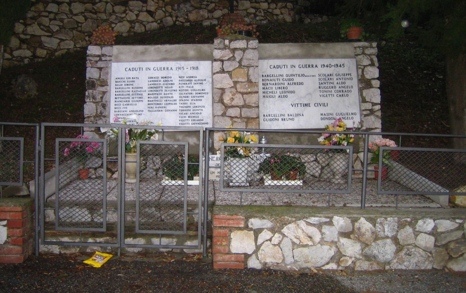 monumento ai caduti - a lapide - bottega toscana (sec. XXI)