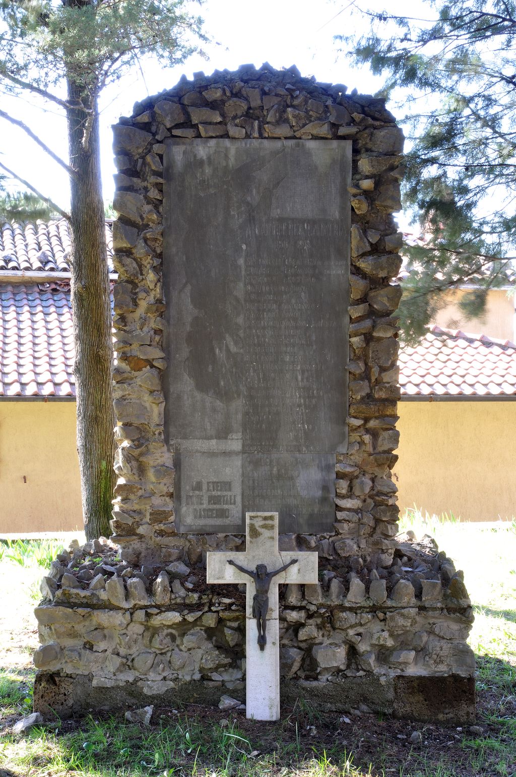 figura di soldato con allegoria della Vittoria (monumento ai caduti - a stele) - bottega toscana (sec. XX)