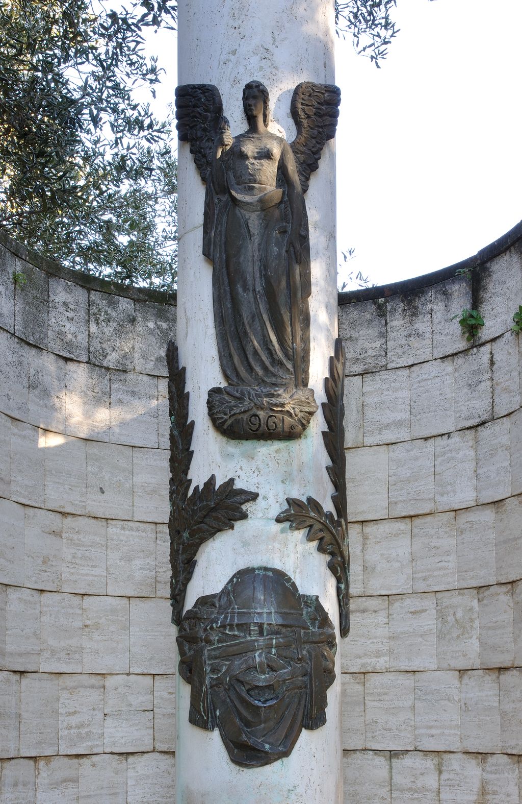allegoria della Vittoria come donna armata (monumento ai caduti - a colonna) di Faccendi Tolomeo (sec. XX)