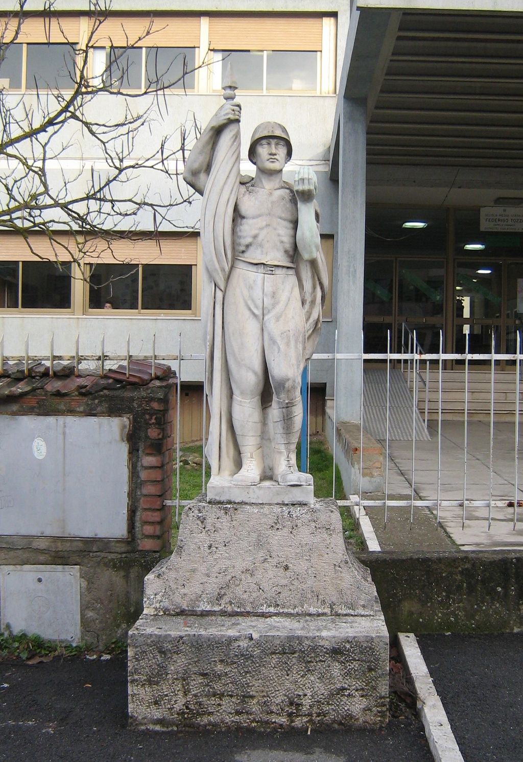 figura di soldato che porta la bandiera (monumento ai caduti - a cippo) di Faccendi Tolomeo (sec. XX)