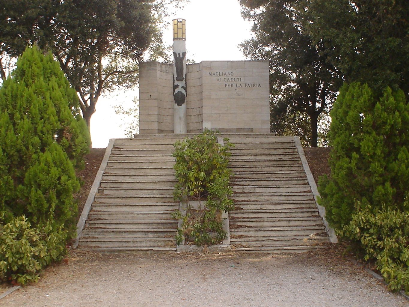 allegoria della Vittoria come donna armata (monumento ai caduti - a colonna) di Faccendi Tolomeo (sec. XX)