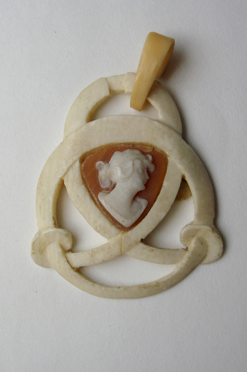 figura femminile (pendente) di Taverna Enrico (scuola) (inizio sec. XX)