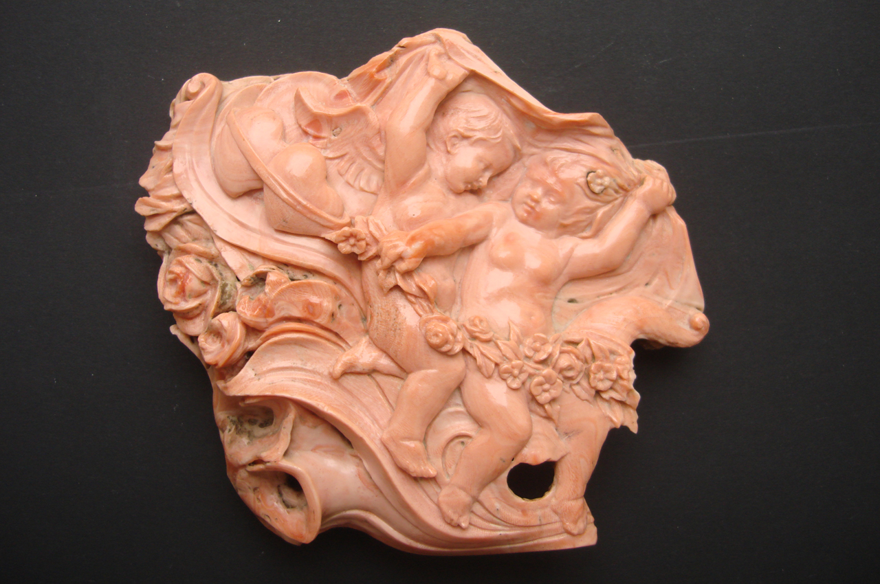 coppia di putti fra veli, cuori, fiori e cornucopia (scultura) di Pasquale Carmosino fu Giovanni (fine sec. XIX)