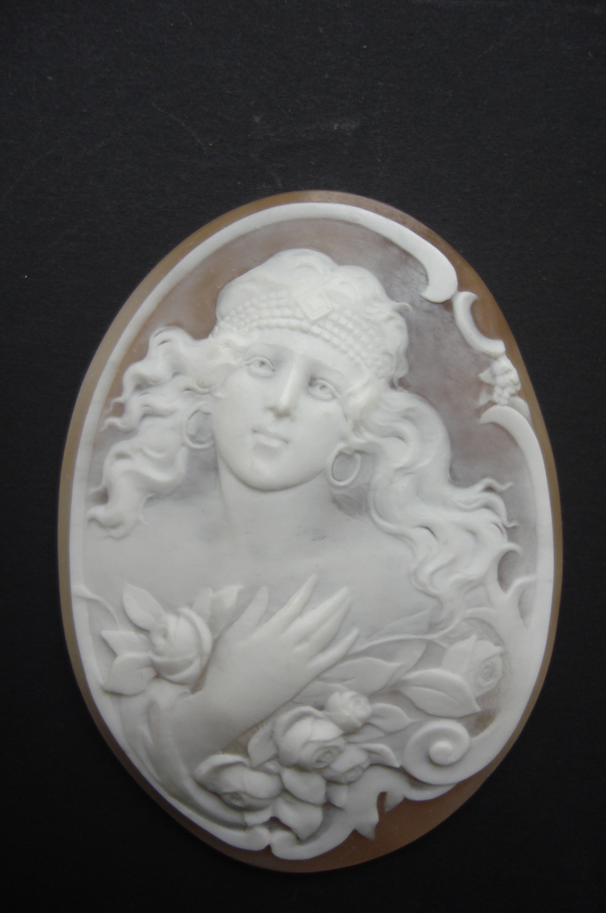 figura femminile (cammeo) di Domenico Porzio (scuola) (inizio sec. XX)