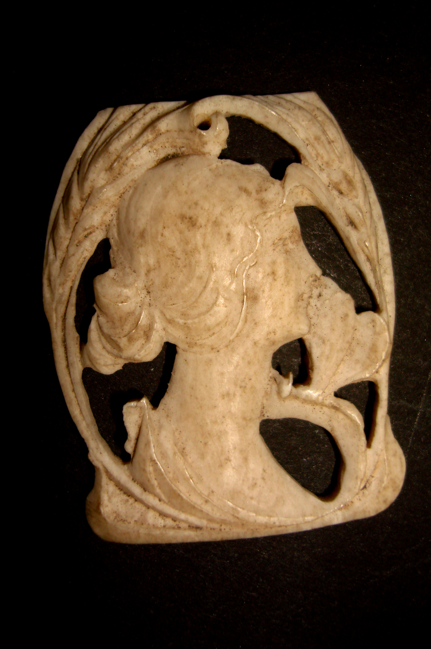 figura femminile (pendente) di Domenico Porzio (scuola) (primo quarto sec. XX)