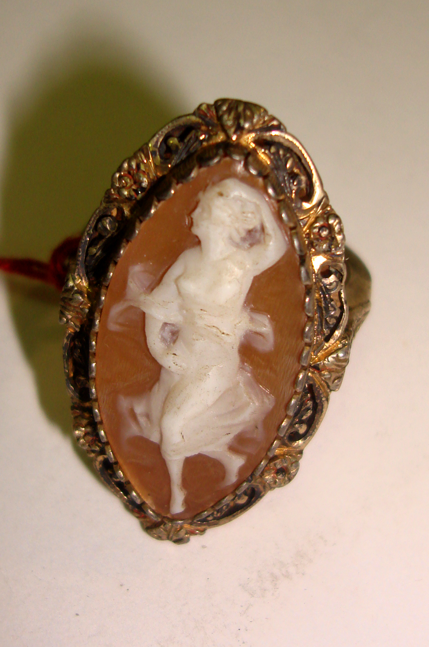 figura femminile che danza (anello) - scuola del corallo di Torre del Greco (fine/ inizio secc. XIX/ XX)