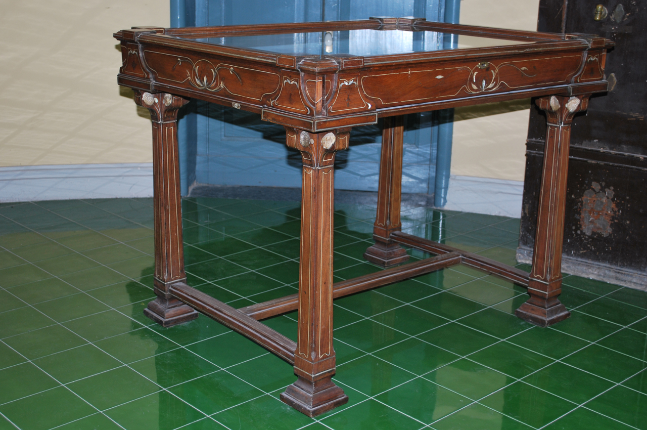 vetrina, coppia - scuola del corallo di Torre del Greco (prima metà sec. XX)