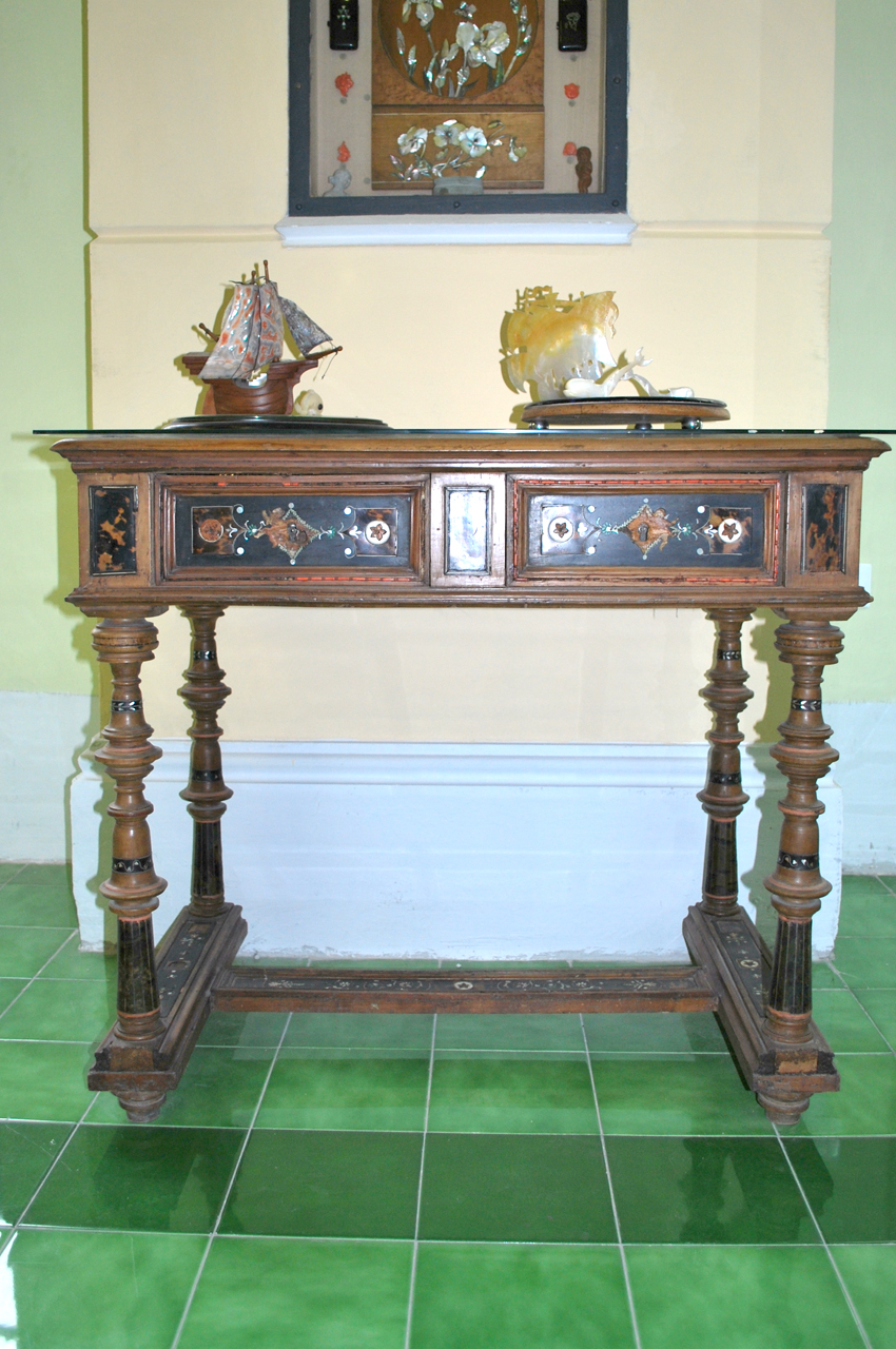 Amorini (tavolino da toeletta) - scuola del corallo di Torre del Greco (seconda metà sec. XIX)