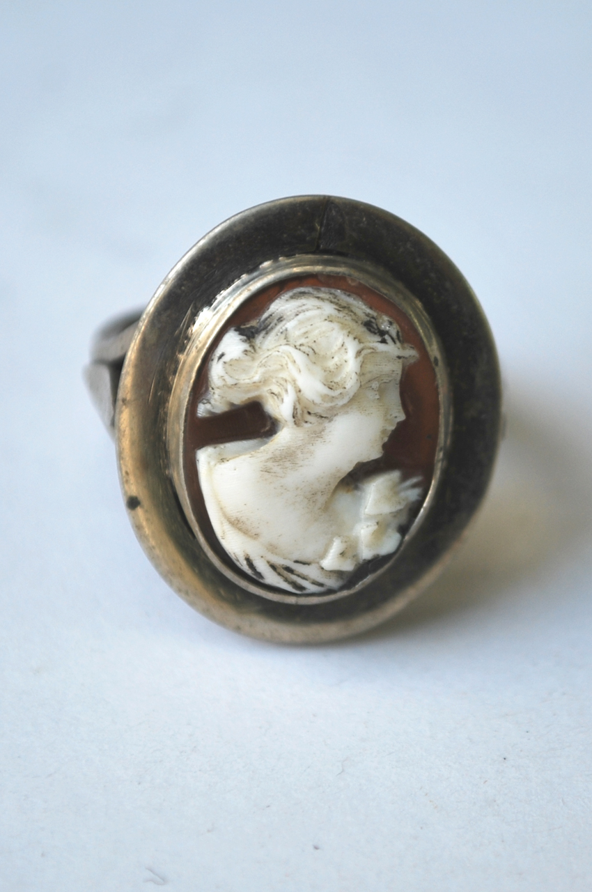 figura femminile (anello, serie) - scuola del corallo di Torre del Greco (seconda metà sec. XX)