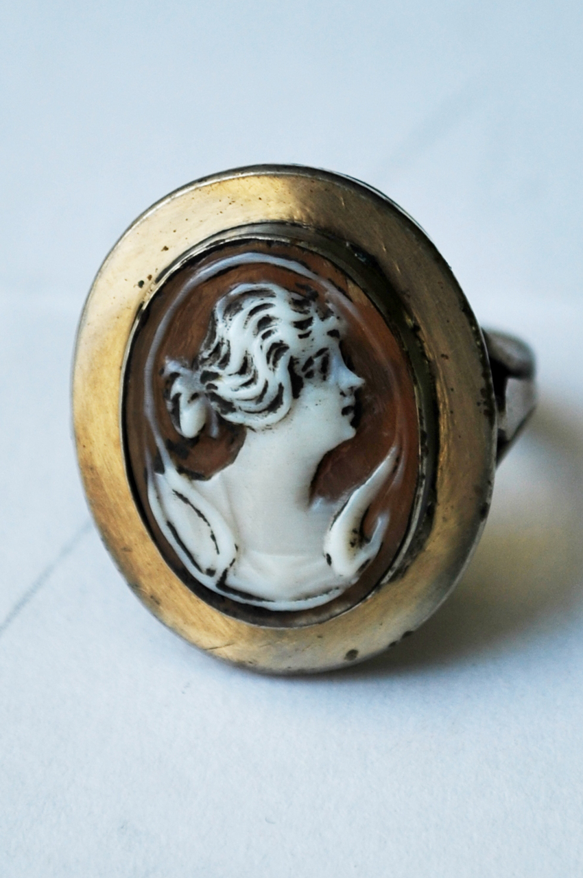 figura femminile (anello, serie) - scuola del corallo di Torre del Greco (prima metà sec. XX)