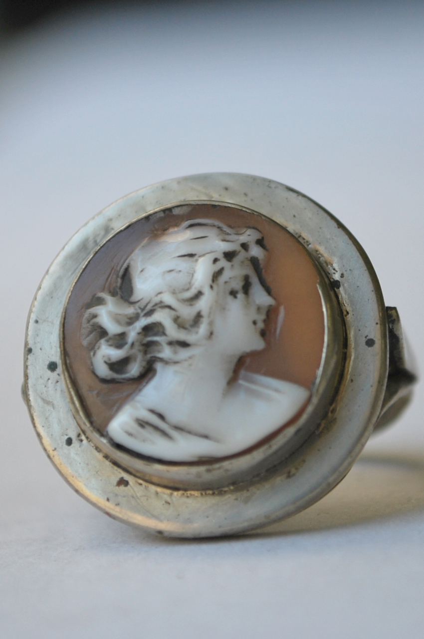 figura femminile (anello, serie) - scuola del corallo di Torre del Greco (prima metà sec. XX)