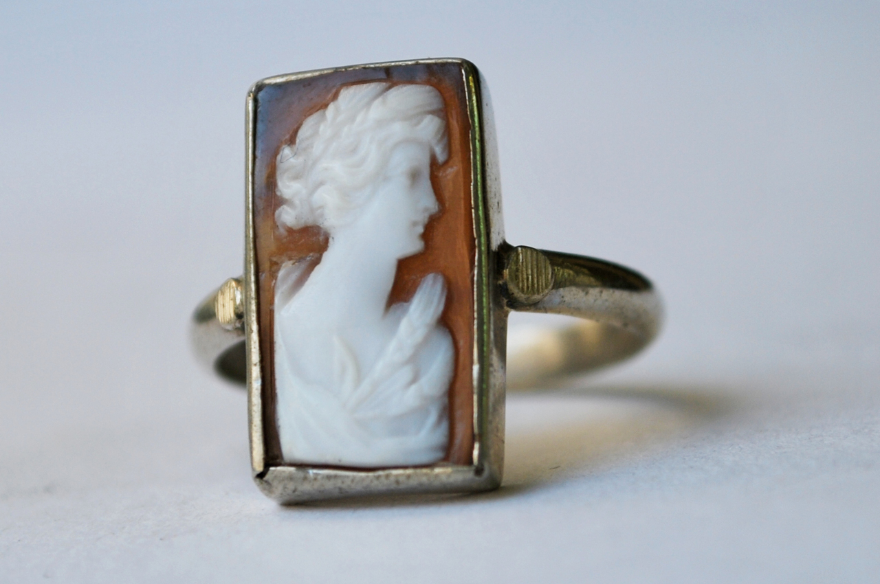 figura femminile (anello, serie) - scuola del corallo di Torre del Greco (prima metà sec. XX)