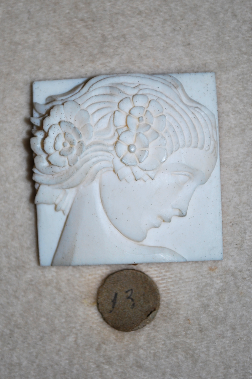 figura femminile (scultura miniaturistica) di Vincenzo Noto (scuola) (prima metà sec. XX)
