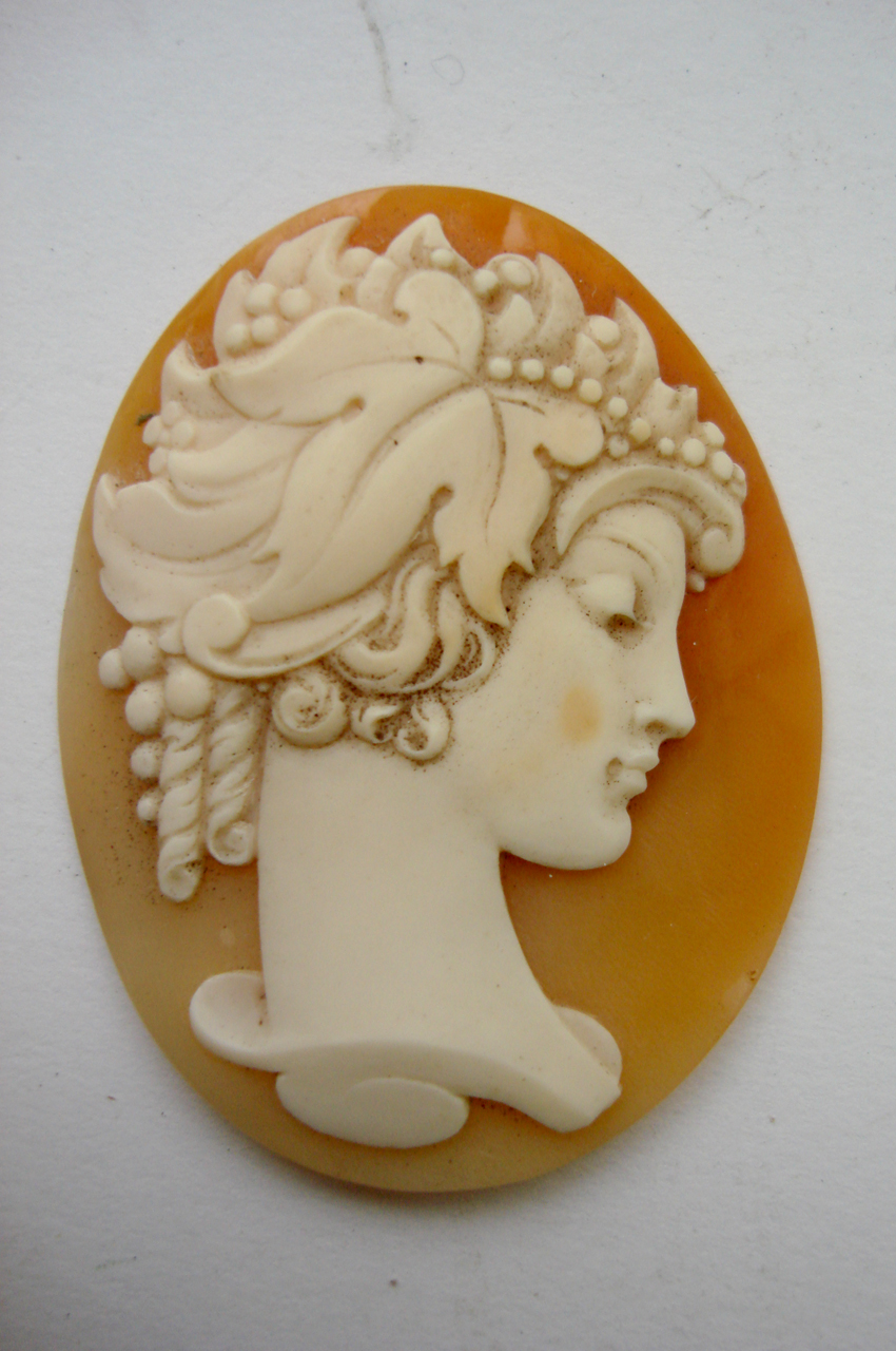 Figura femminile con uva (cammeo) di Palomba Giuseppe (scuola) (prima metà sec. XX)