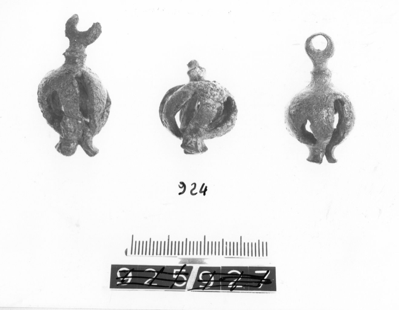 pendaglio, a melograno - cultura ligure (fine/ primo quarto VIII-VII a.C)