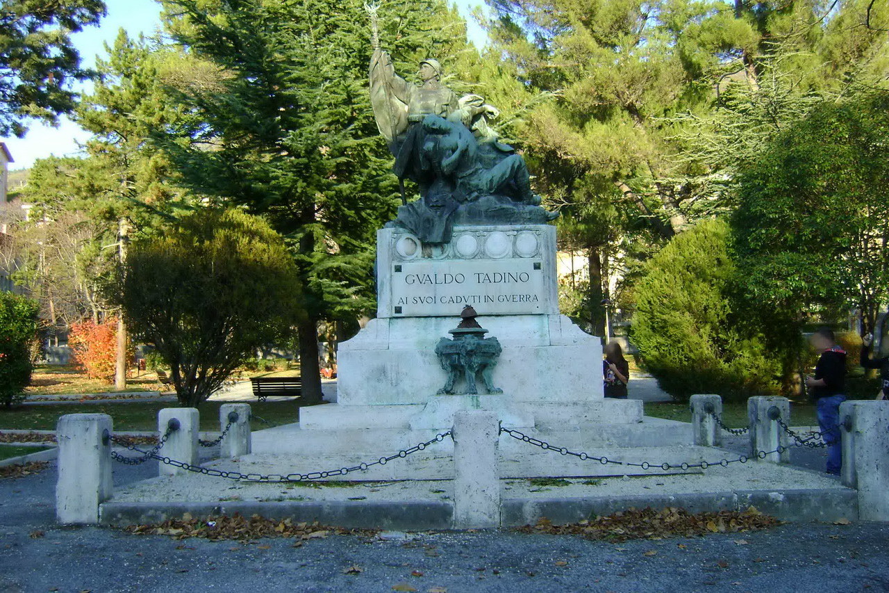 allegoria della morte del soldato (monumento ai caduti - ad ara) di Quattrini Enrico - ambito italiano (secondo quarto sec. XX)