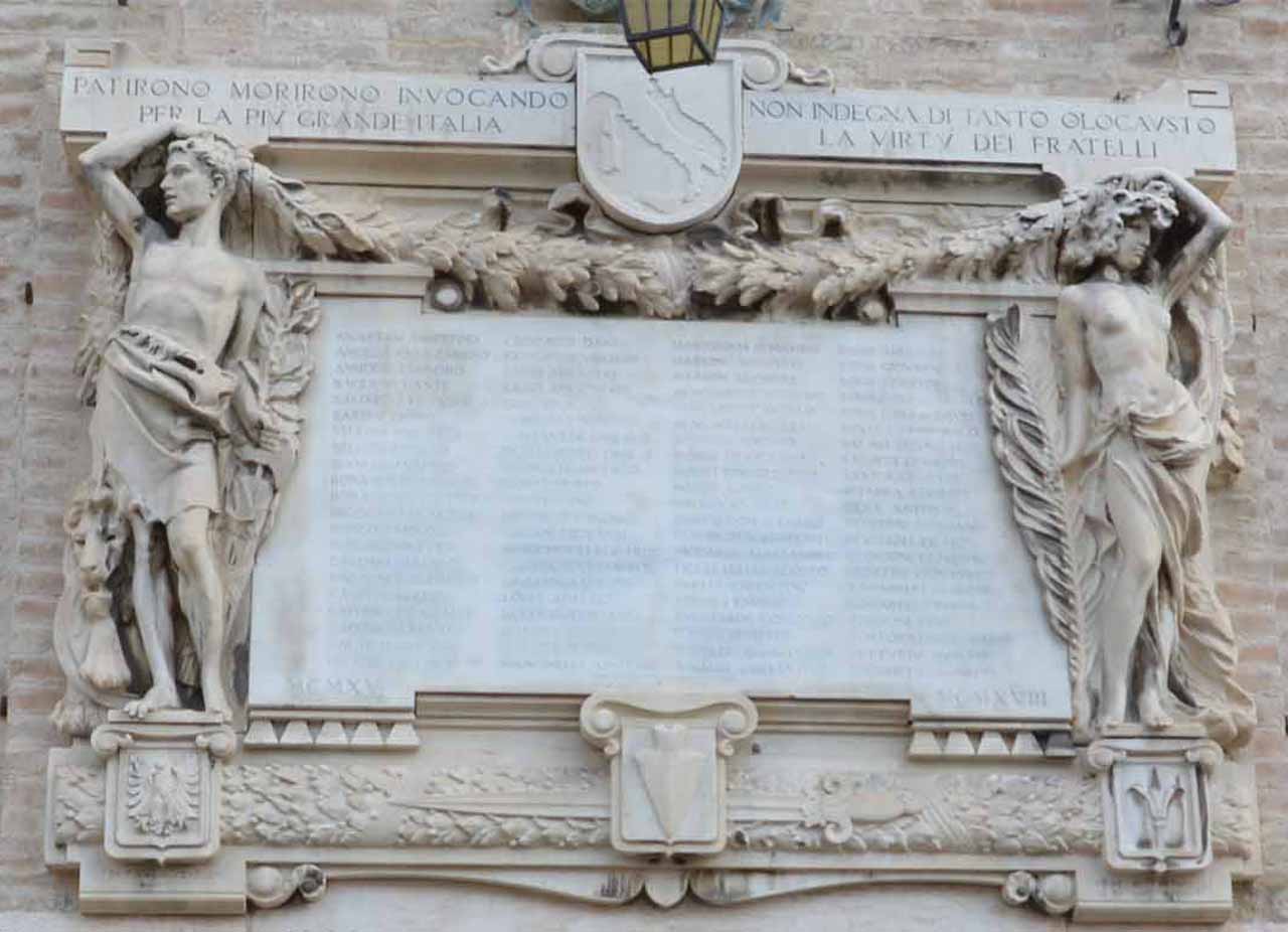 allegoria della Patria che premia un soldato come eroe antico (monumento ai caduti - a lapide) di Tarchi Ugo, Frenguelli Giuseppe (sec. XX)