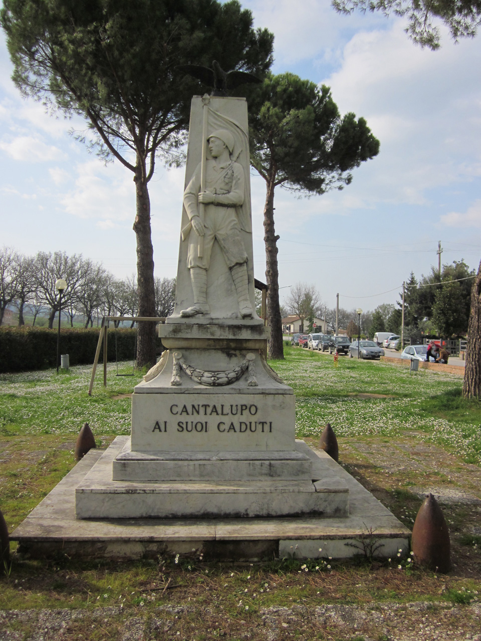 figura di soldato che porta la bandiera, allegoria della Vittoria come aquila (monumento ai caduti - ad obelisco) - ambito italiano (sec. XX)