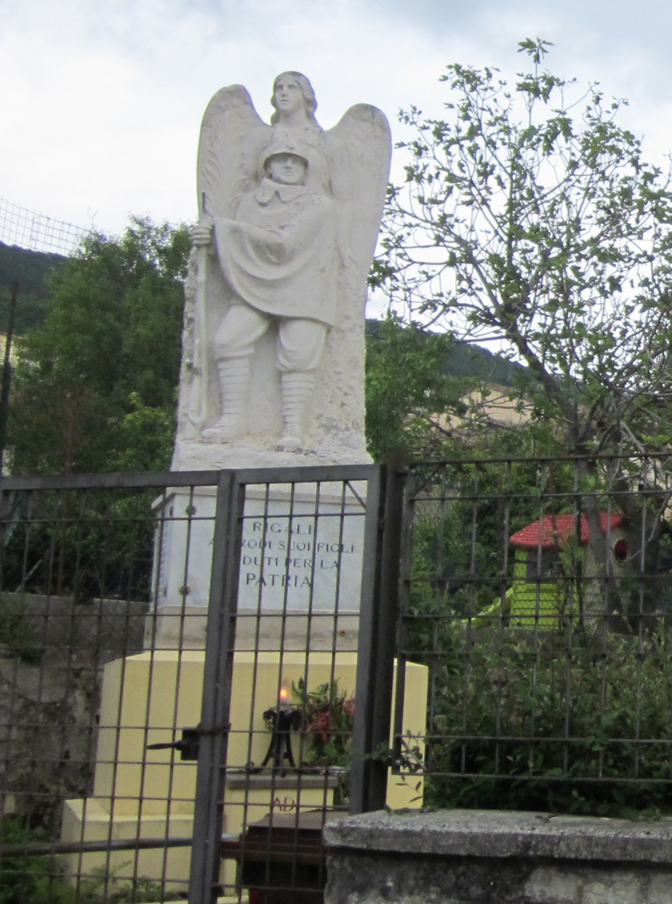 figura di soldato con angelo (monumento ai caduti) di Storelli Siro (attribuito) - ambito umbro (sec. XX)
