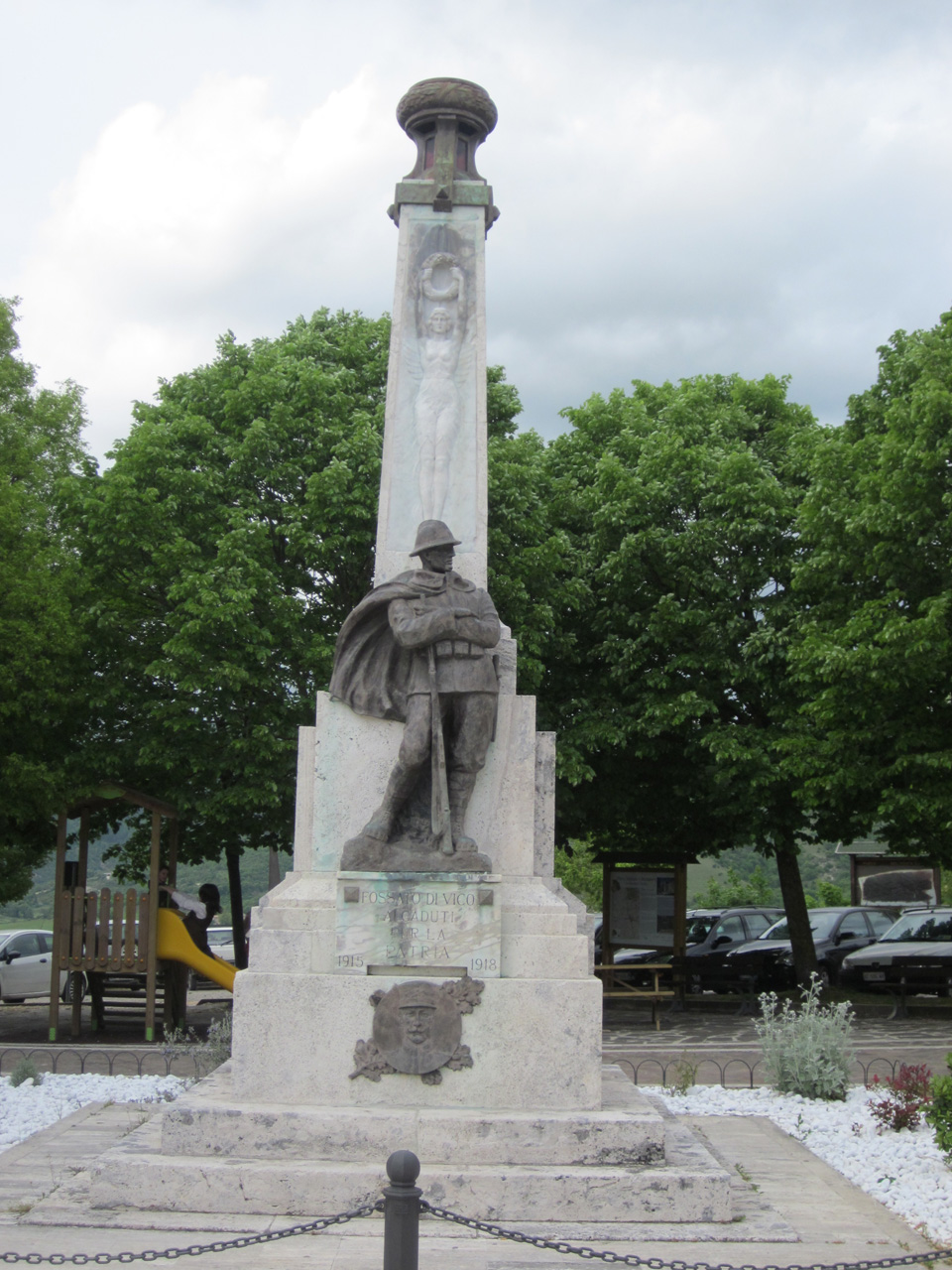 figura di soldato: fante, allegoria della Vittoria, ritratto di Vittorio Emanuele III (monumento ai caduti - ad obelisco) di Storelli Siro (sec. XX)