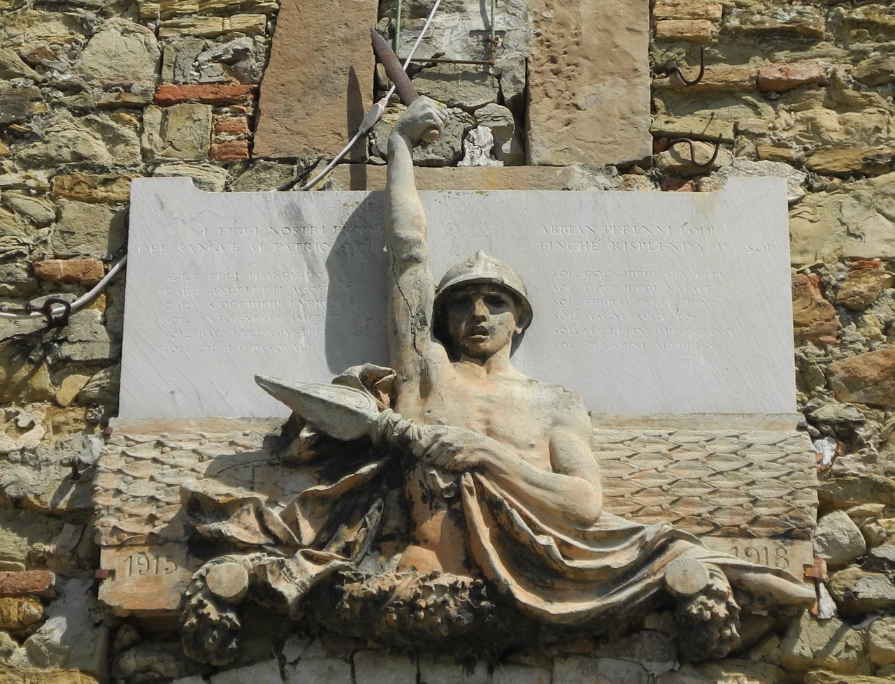 figura di soldato che porta la bandiera (monumento ai caduti - a lapide) di Biscarini Angelo (attribuito) (sec. XX)