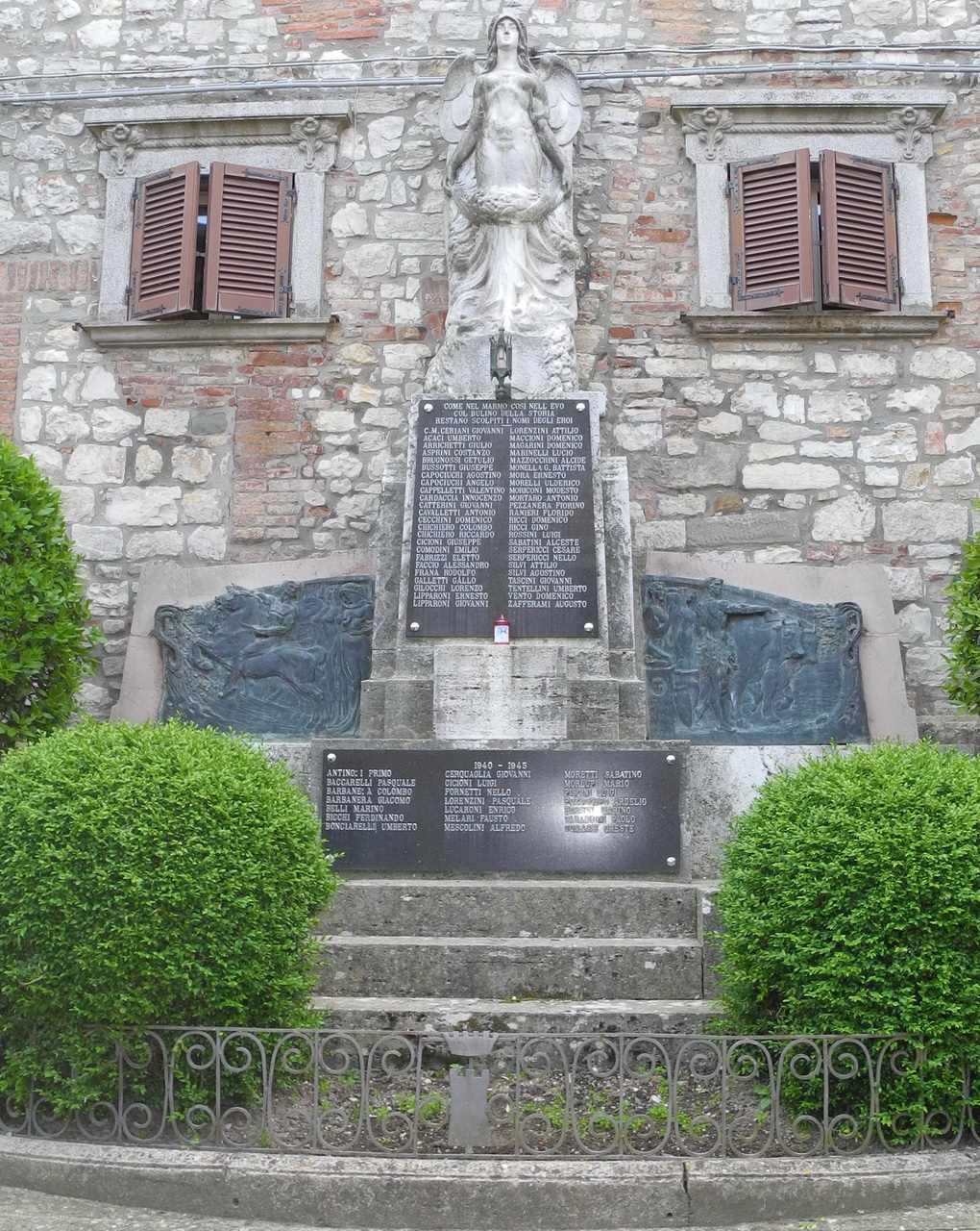 allegoria della Vittoria come donna vestita all'antica (monumento ai caduti - a cippo, opera isolata) di Cagianelli Enrico (sec. XX)