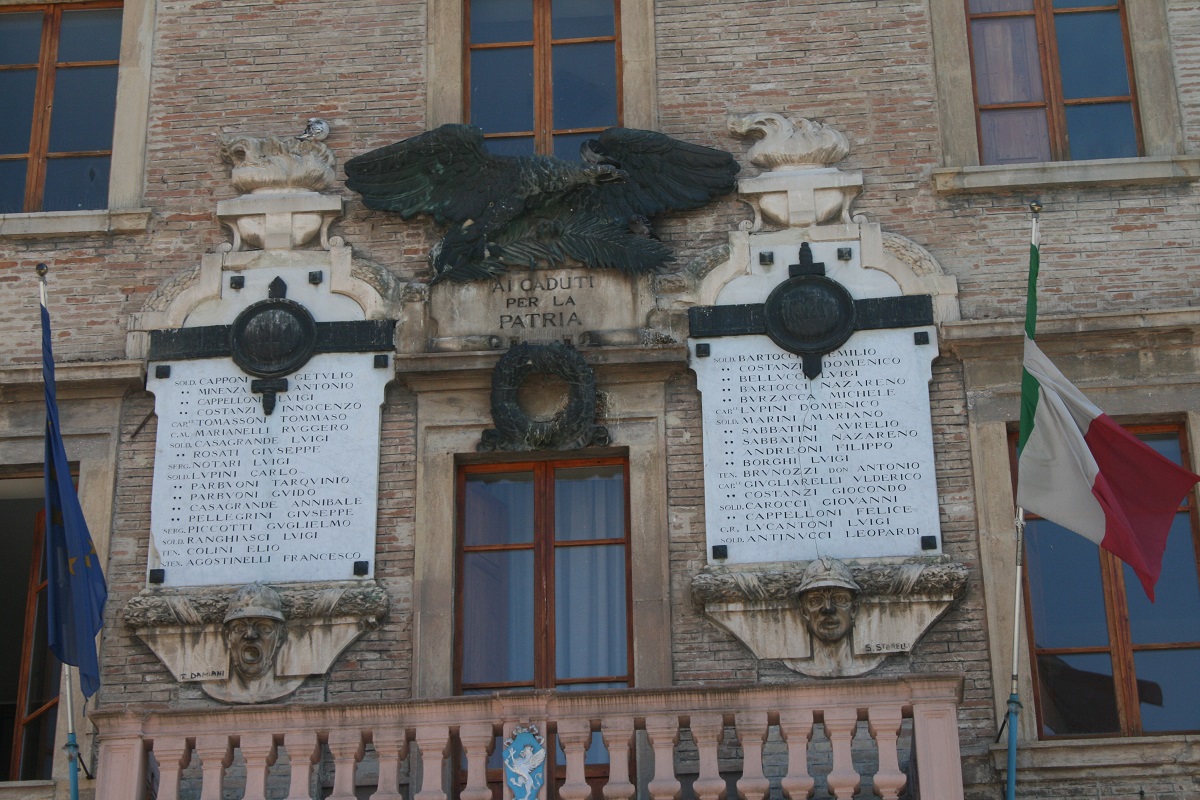monumento ai caduti - a lapide di Damiani Tullio, Siro Storelli (sec. XX)