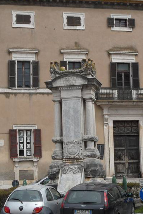 allegoria della Vittoria come aquila (monumento ai caduti) di Guazzaroni Angelo (sec. XX, sec. XX)