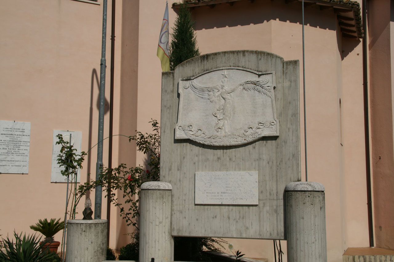 allegoria della Patria (monumento ai caduti - a lapide) - ambito italiano (sec. XX, sec. XX)