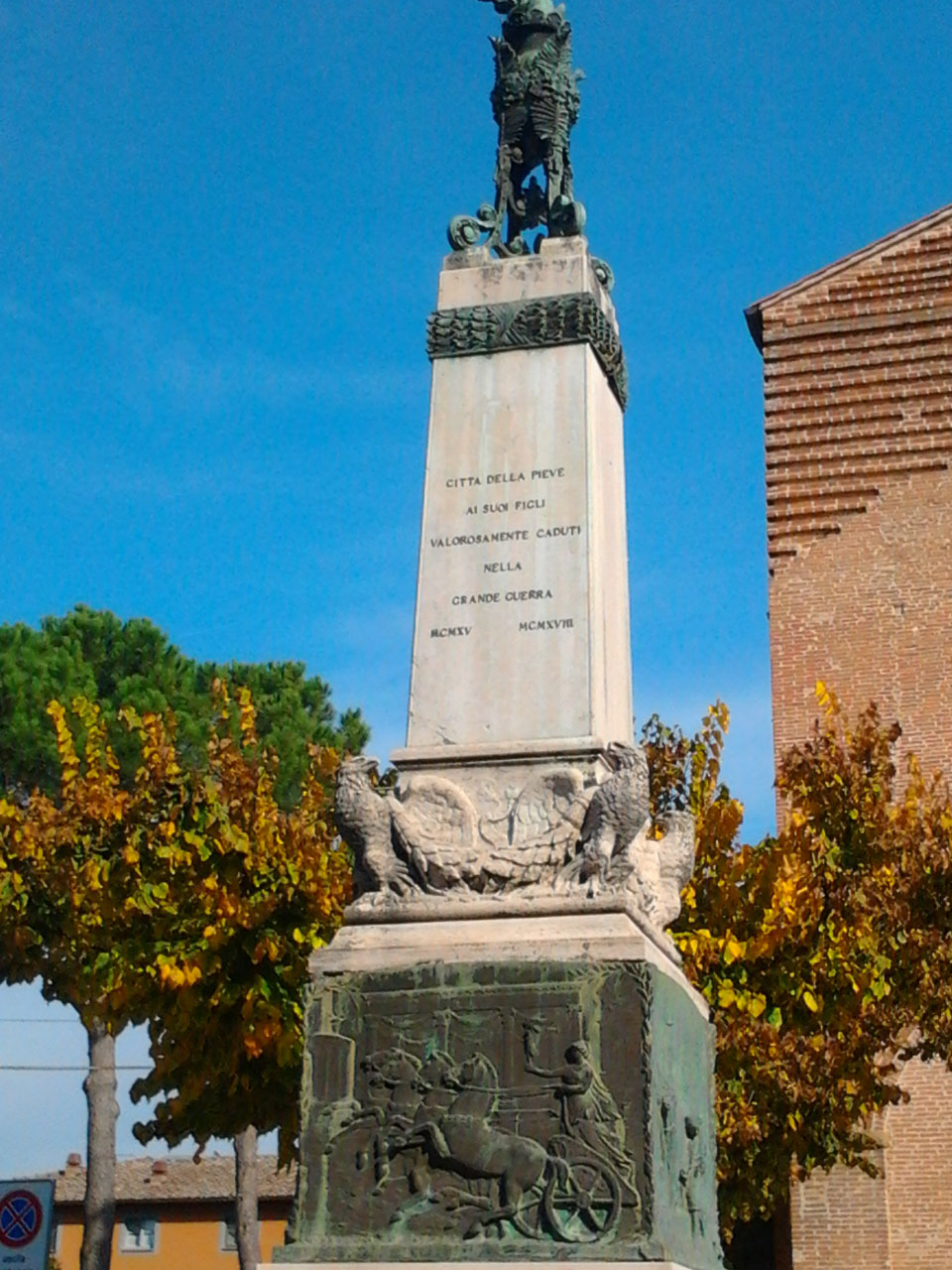 allegoria della Vittoria, allegoria della Vittoria come aquila (monumento ai caduti - ad obelisco) di Moroni Alberto (primo quarto sec. XX)