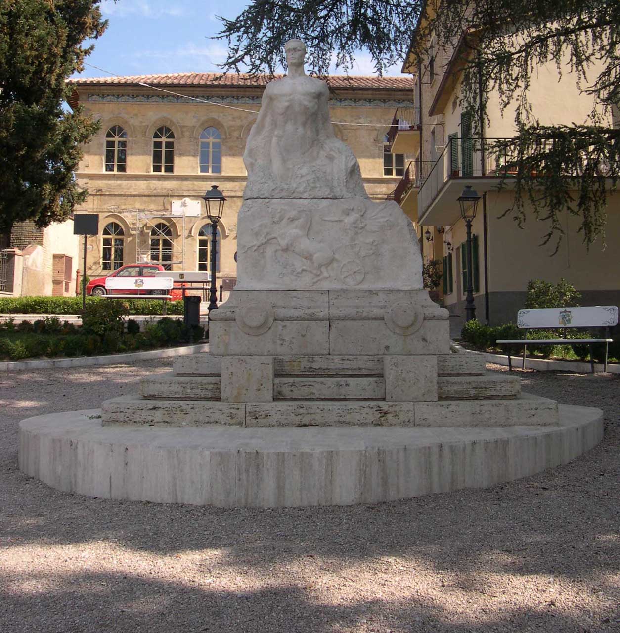 allegoria del soldato come eroe antico, allegoria della Vittoria (monumento ai caduti) di Tamagnini Torquato (sec. XX)