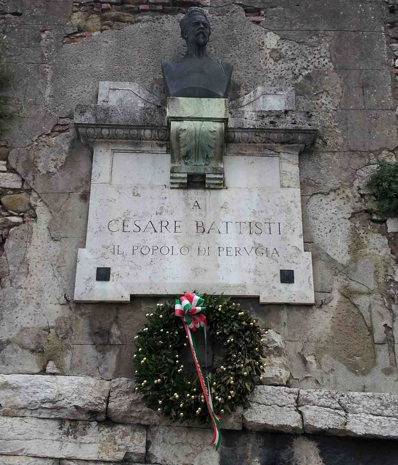 lapide commemorativa di Mignini Venusto, Fonderia Artistica Gusmano Vignali - ambito umbro (sec. XX)